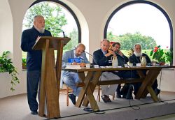 il priore Enzo Bianchi durante le conclusioni del convegno